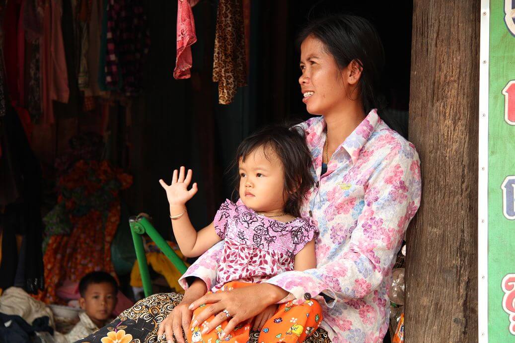 mother-daughter-tonle-sap-cambodia