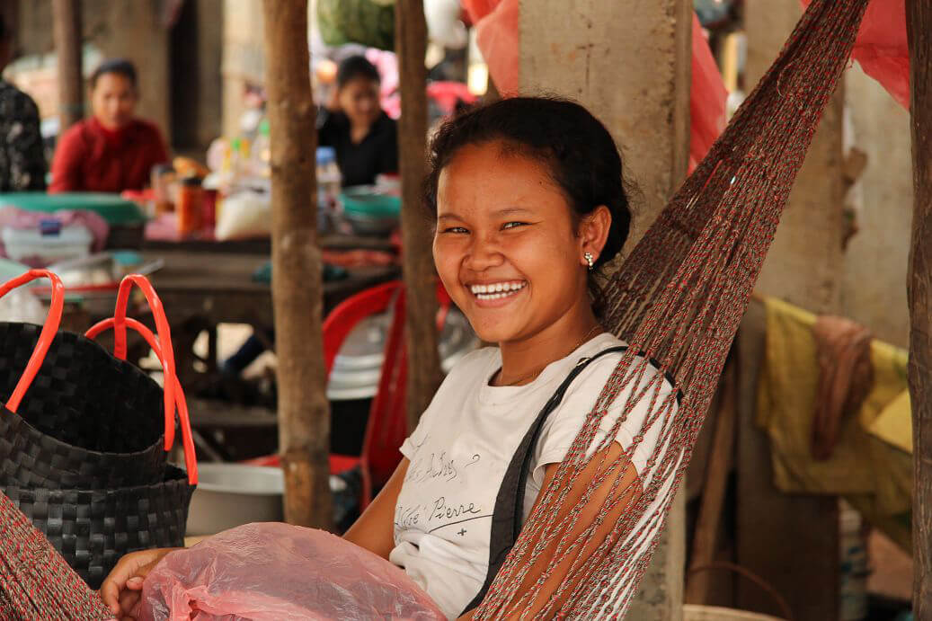 Teenager auf einem Markt in der Nähe von Tonle Sap 