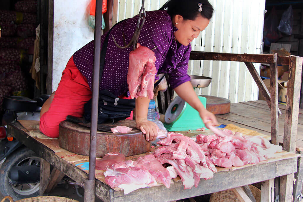 Metzger auf einem Markt in Siem Reap