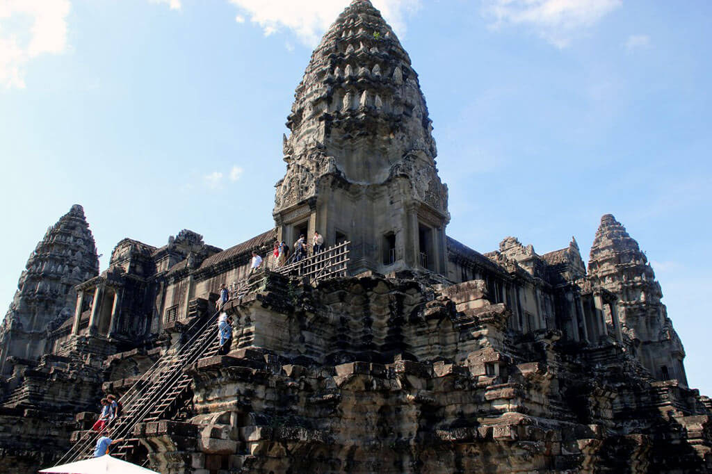Steiler Aufstieg zu Angkor Wat