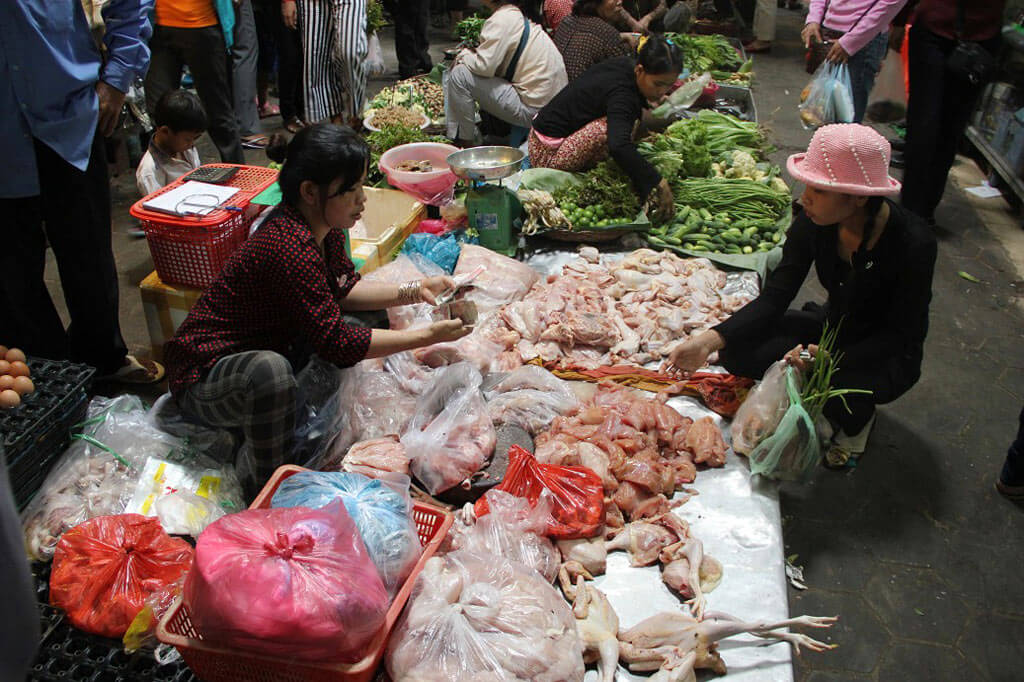 Old Market in Siem Reap: Hier wird frisches Hühnchen angeboten