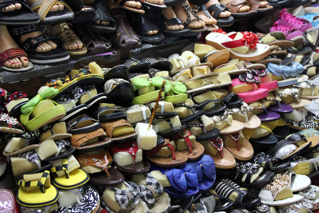 Auch bergeweise Schuhe gibt es im Old Market in Siem Reap