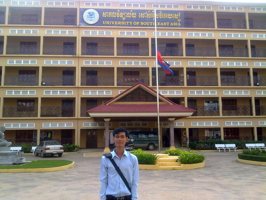 Ly Heng vor der South East Asia University Siem Reap (USEA)