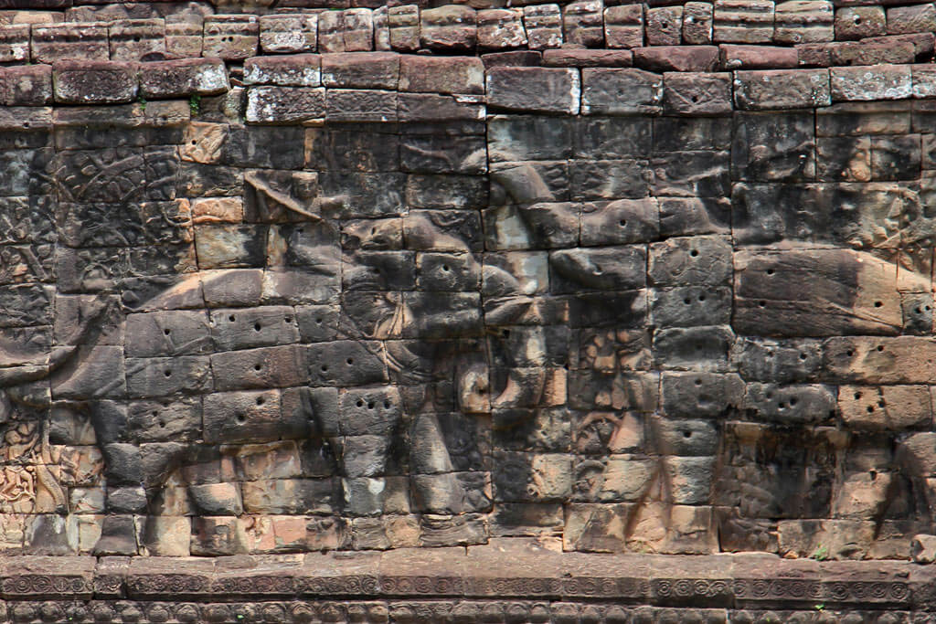Löcher in der Terrasse der Elefanten für Sonnenschirme zum Schutz des Königs