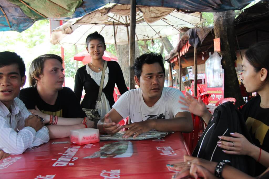 Wir bestellen das Essen im kambodschanischen Straßenrestaurant