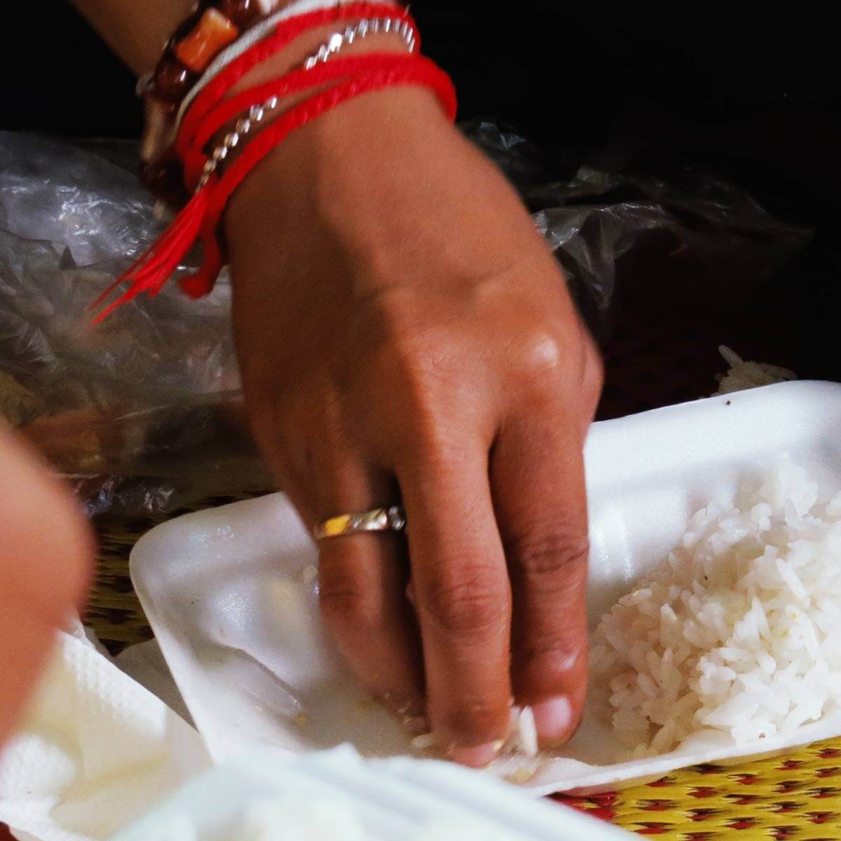 Manchmal wird in Kambodscha der Reise mit den Fingern gegessen