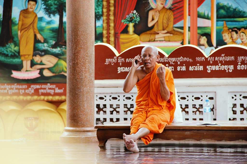 Telefonierender Mönch in Siem Reap, Kambdodscha