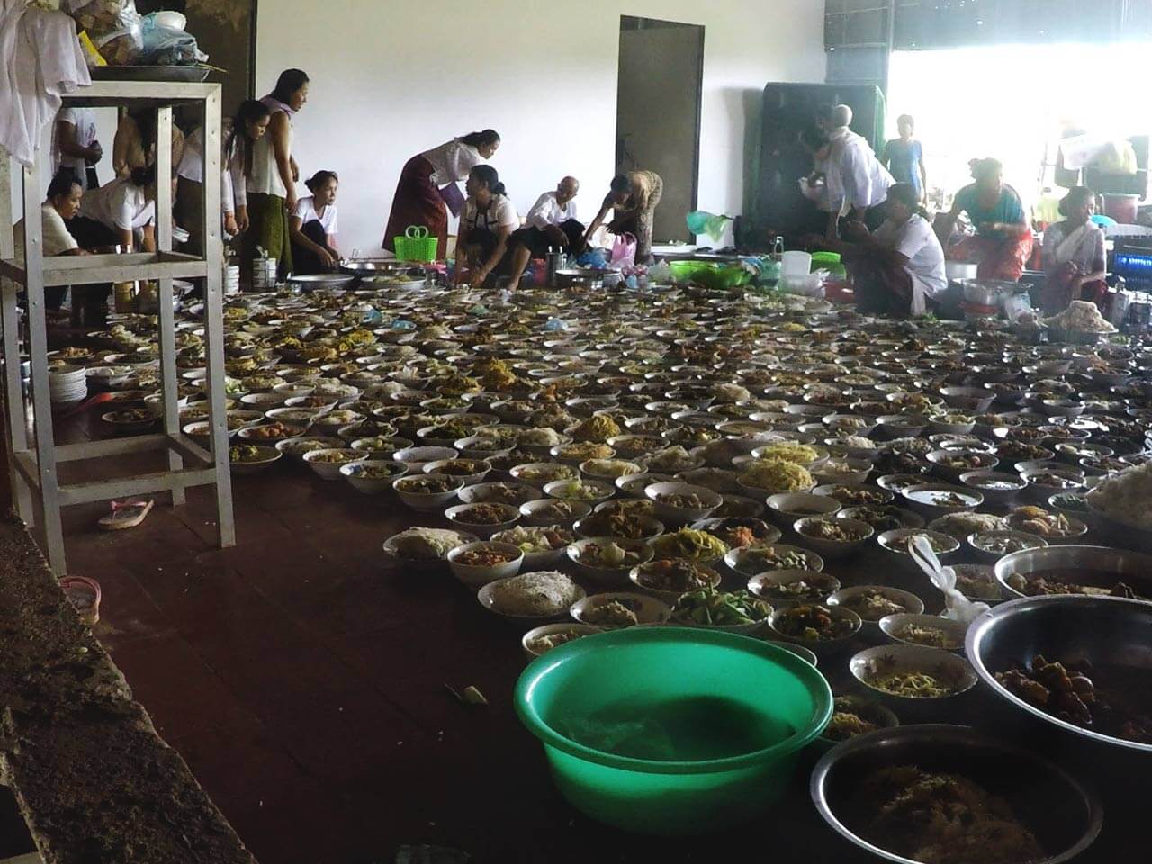 Pchum Ben Fest in einer kambodschanischen Pagode und Essen in Schalen auf dem Boden