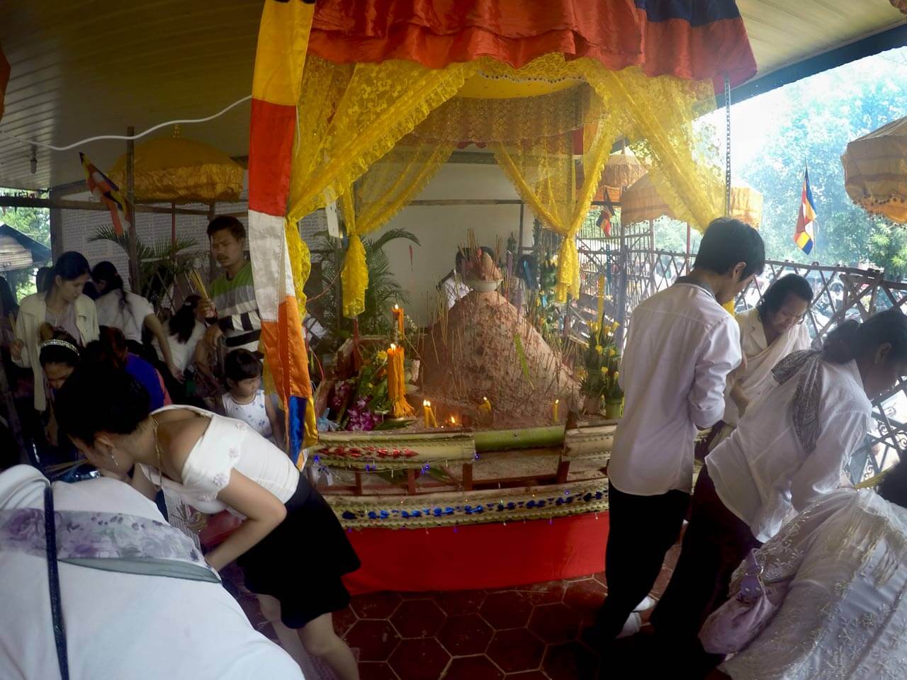 Pchum Ben in Kambodscha - Schrein mit Räucherstäbchen