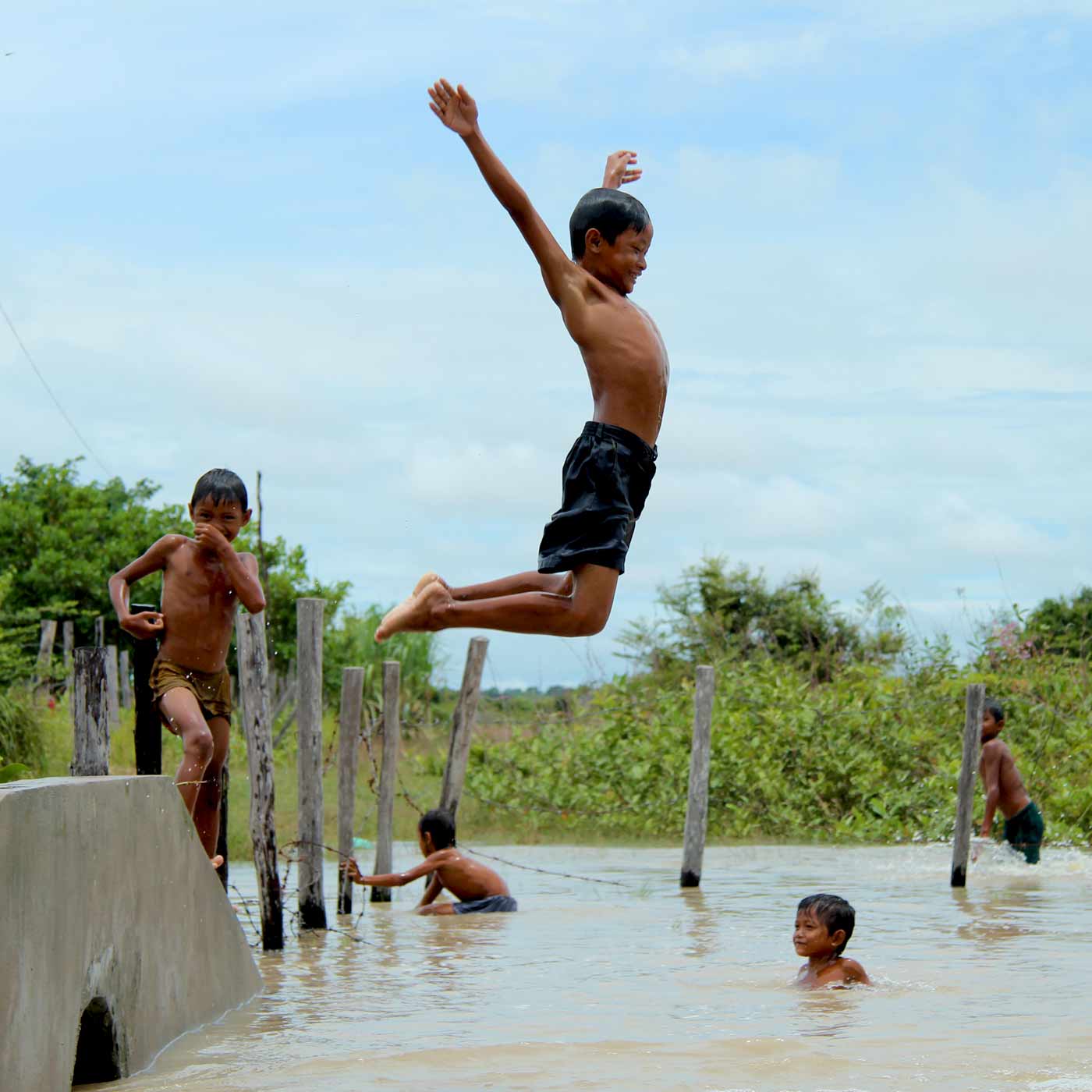 Kinder haben Spaß im Wasser in Siem Reap