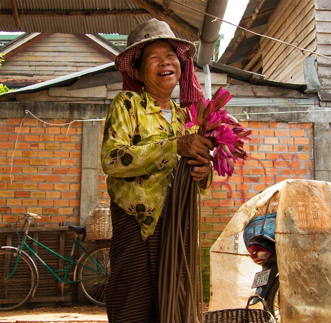 Marktfrau mit Lotusblumen, Siem Reap