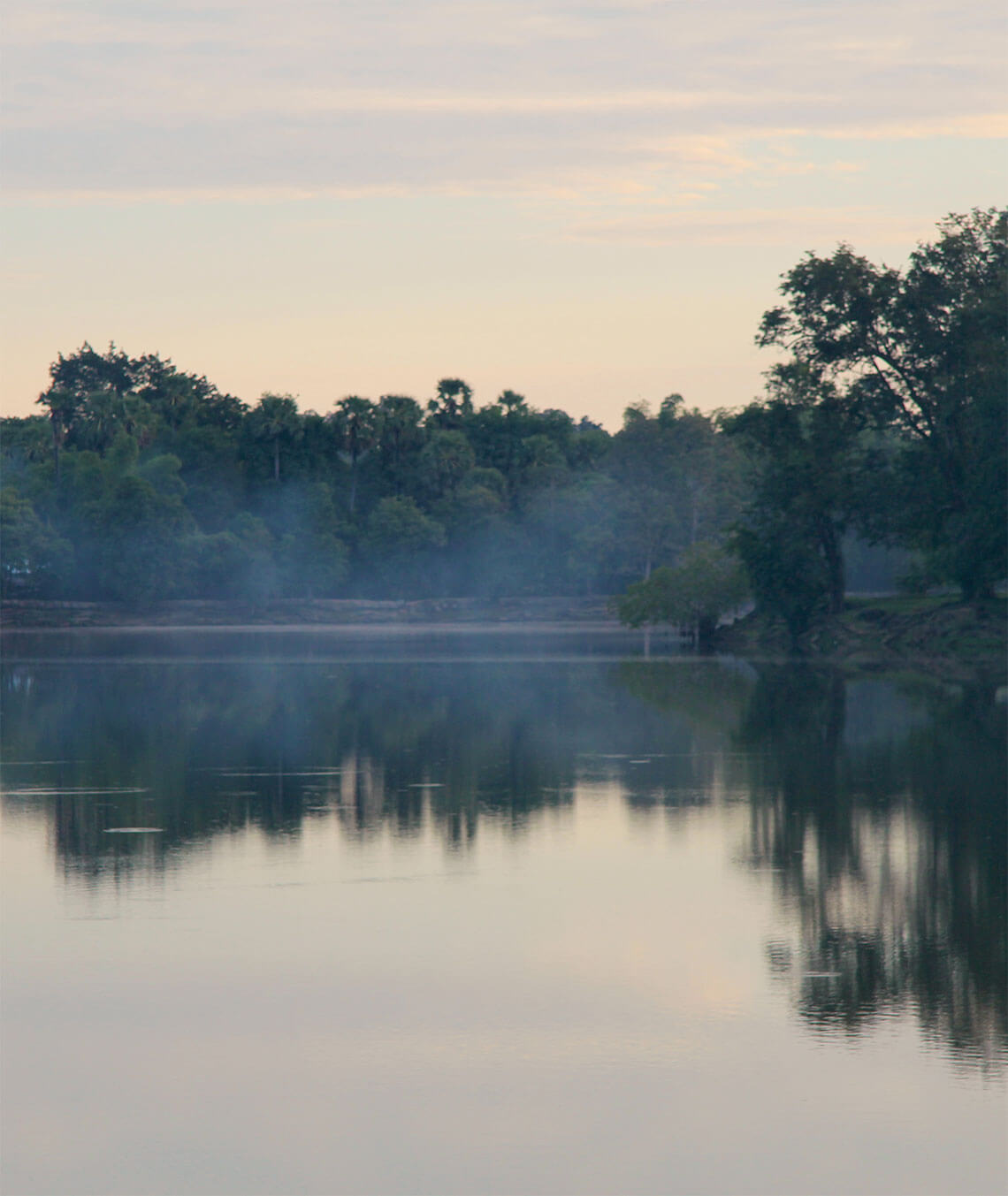 Morgendämmerung am Wassergraben Angkor Wat