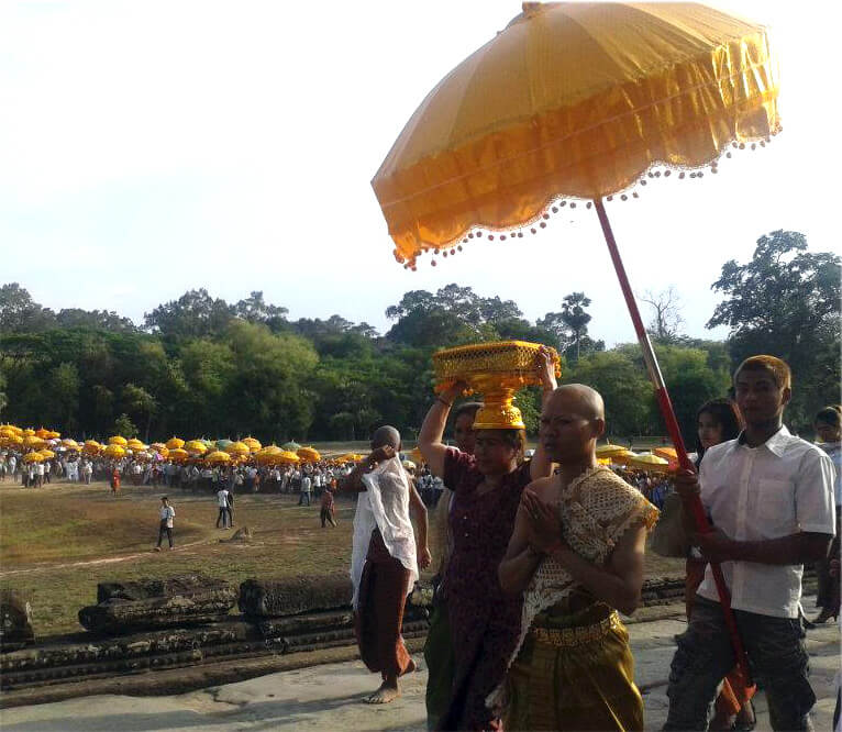 procession-during-visak-bochea-angkor-wat