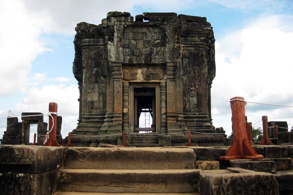 Phnom Bakheng - hill in the southwest of Angkor