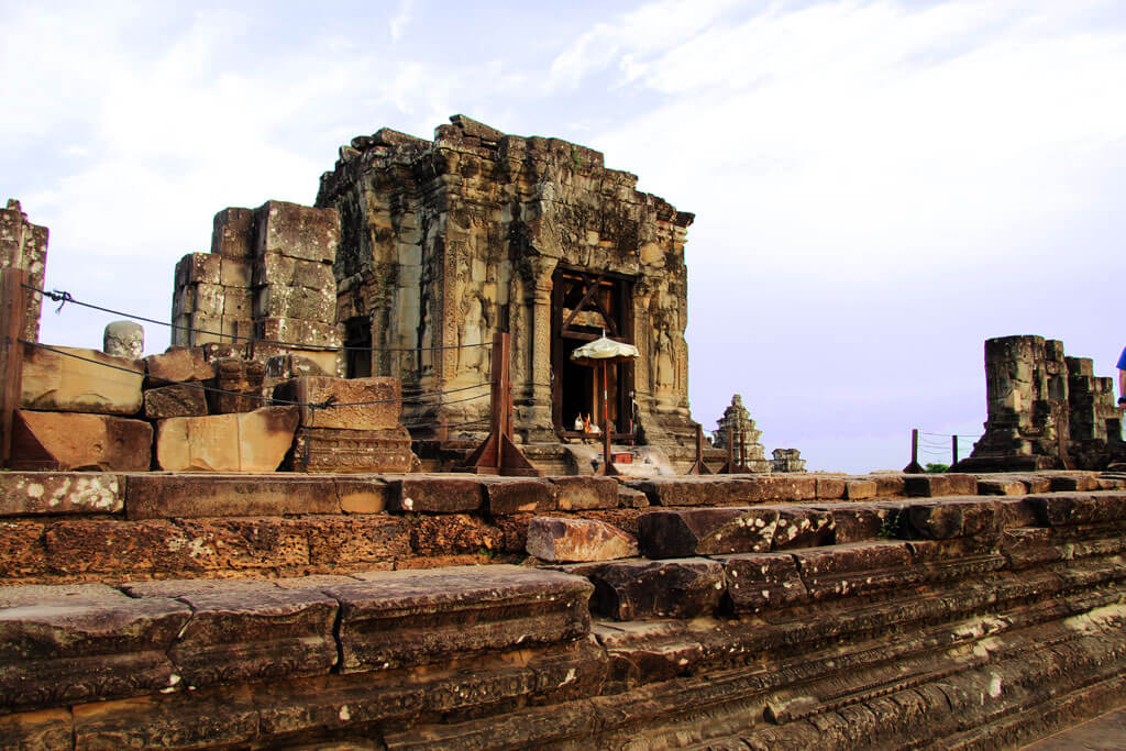 Phnom Bakheng - the hill in the southwest of Angkor