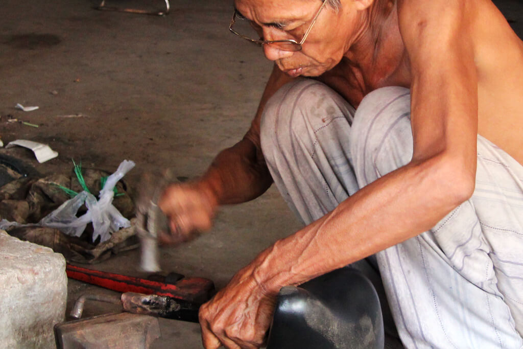 Reparing a bycicle - Market in Siem Reap