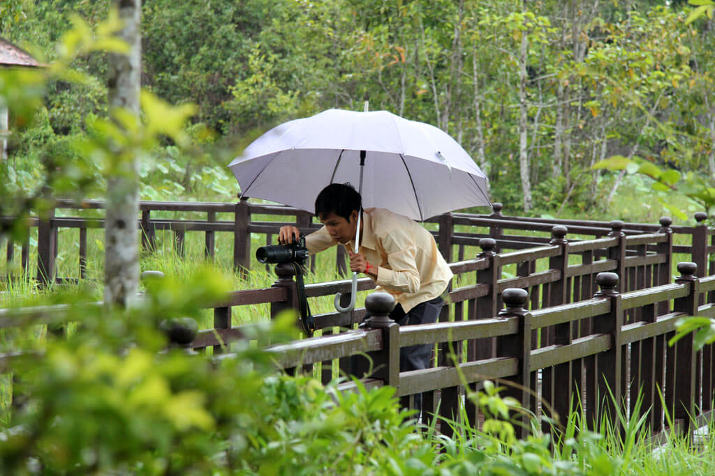 Ratanak Eath - Angkor Tourguide - takes a Lotus flower photo