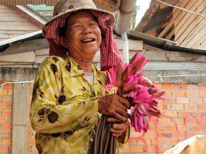 marktfrau mit lotusblumen