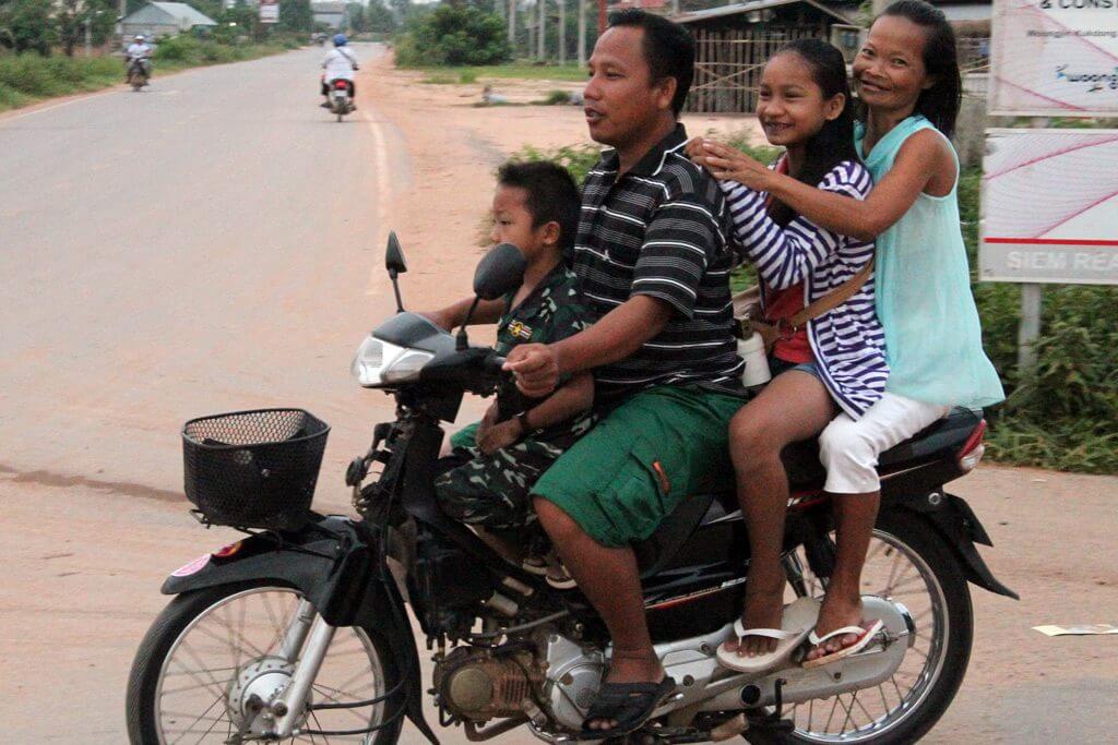 Ganze Familien fahren auf einem Motorrad mit