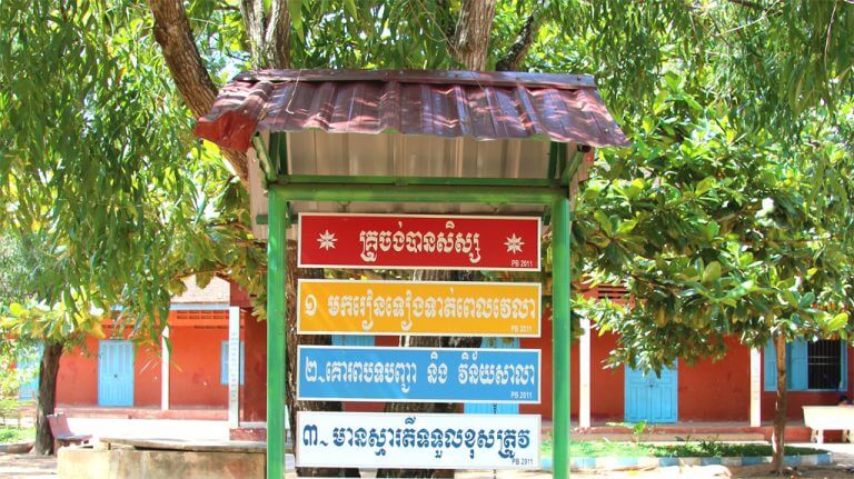 Tafel an einer Schule in Siem Reap mit Khmer Schrift