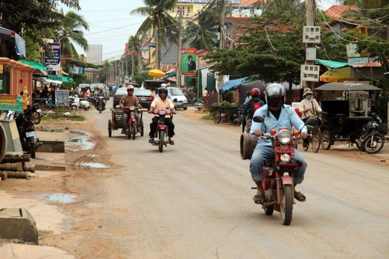 Mofas und Tuk Tuks bestimmen das Straßenbild