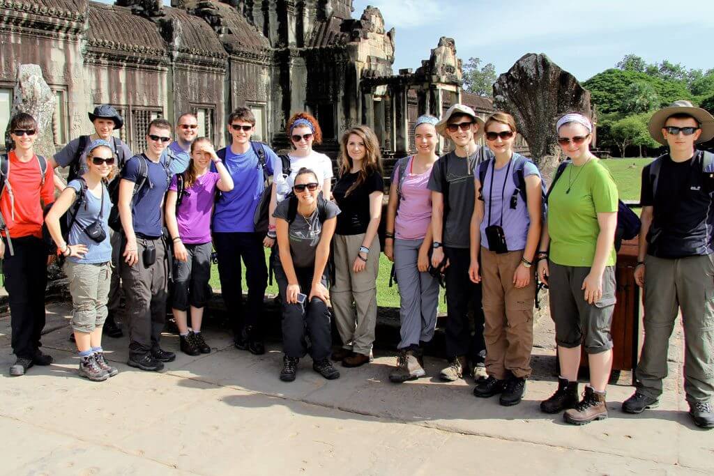 Korrekte Kleidung für einen Besuch der Tempelanlagen von Angkor