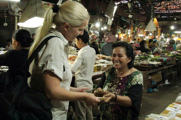Handeln gehört zum Einkaufen auf kambodschanischen Märkten