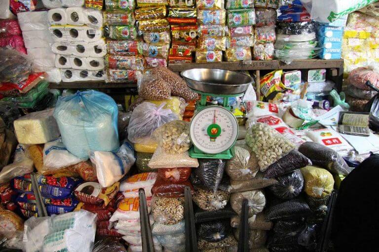 Stand mit Produkten am Old Market in Siem Reap