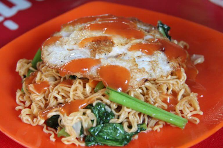 Gebratene Nudeln mit Ei und Chillisauce