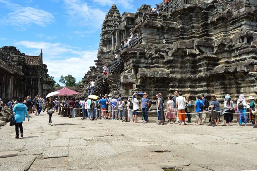 angkor wat andrang menschenschlange treppe vormittag haupttempel