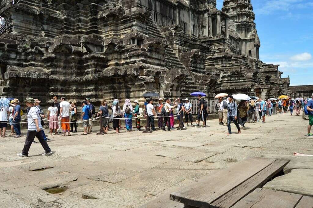 angkor wat andrang schlange treppe vormittag haupttempel