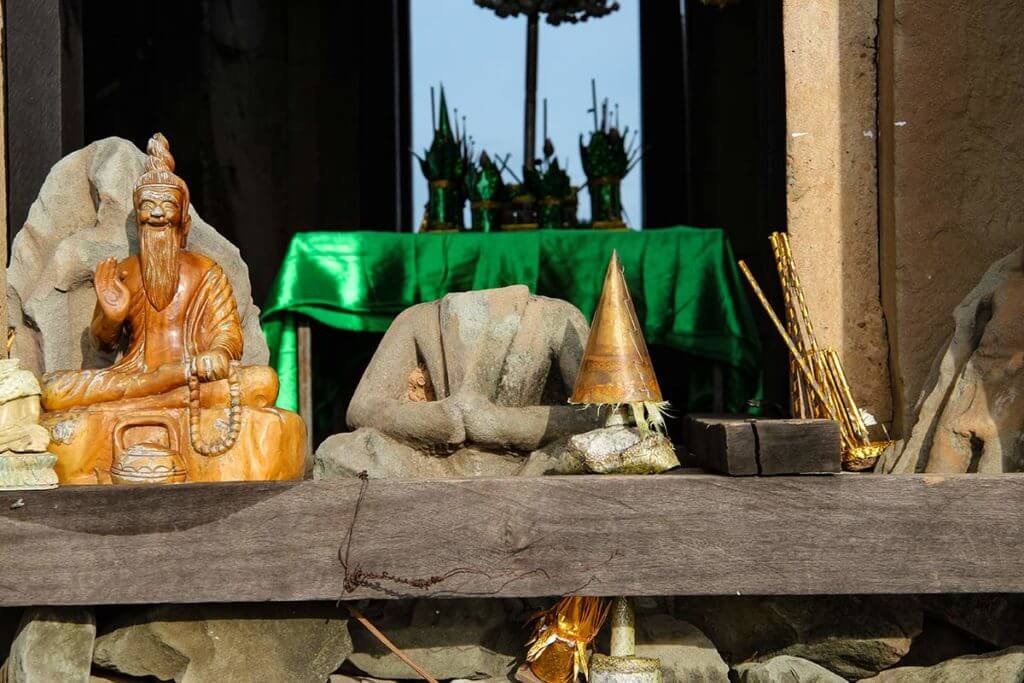 phnom bakheng zentraler turm buddhismus figuren