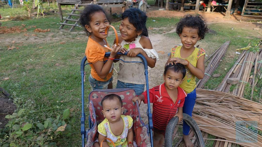 Neugierige Kinder am Wegesrand in Kambodscha