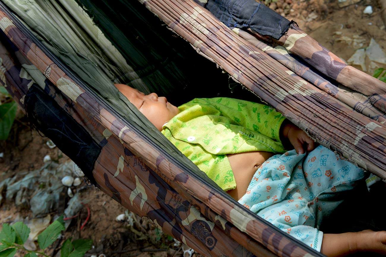 Das kleine Baby schläft friedlich in der Hängematte vor dem Ta Prohm Angkor Tempel