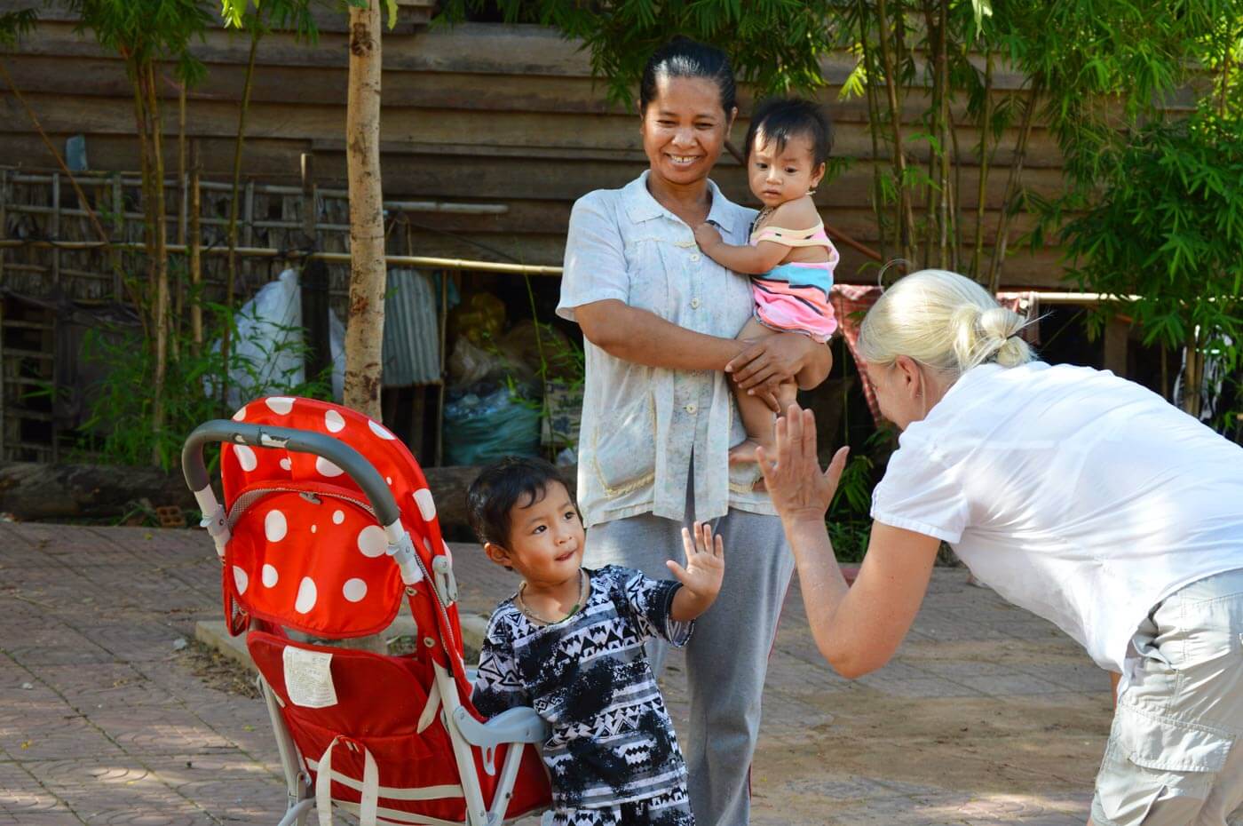 familie siem reap give five