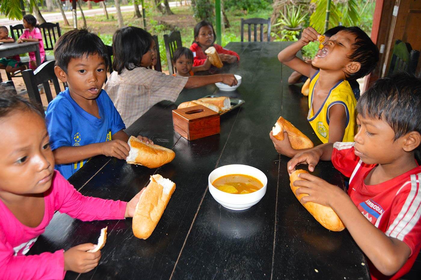 mittagessen kinderparty srah srang village siem reap