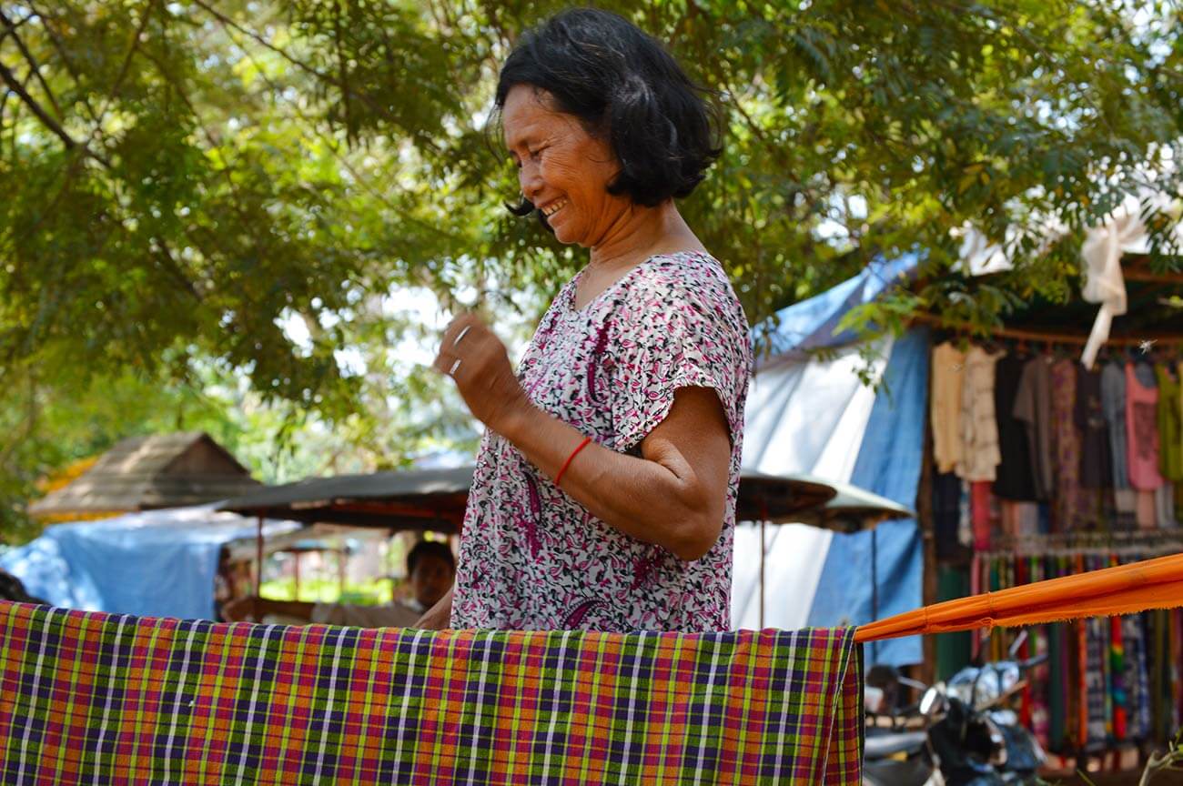 Glückliche Großmutter am Ta Prohm Tempel - sie schaukelt ihren Enkel in einer Hängematte