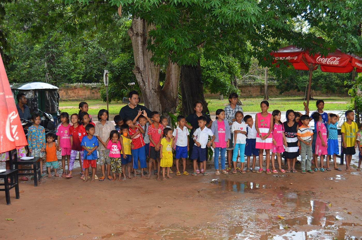 warten kinderparty srah srang village siem reap