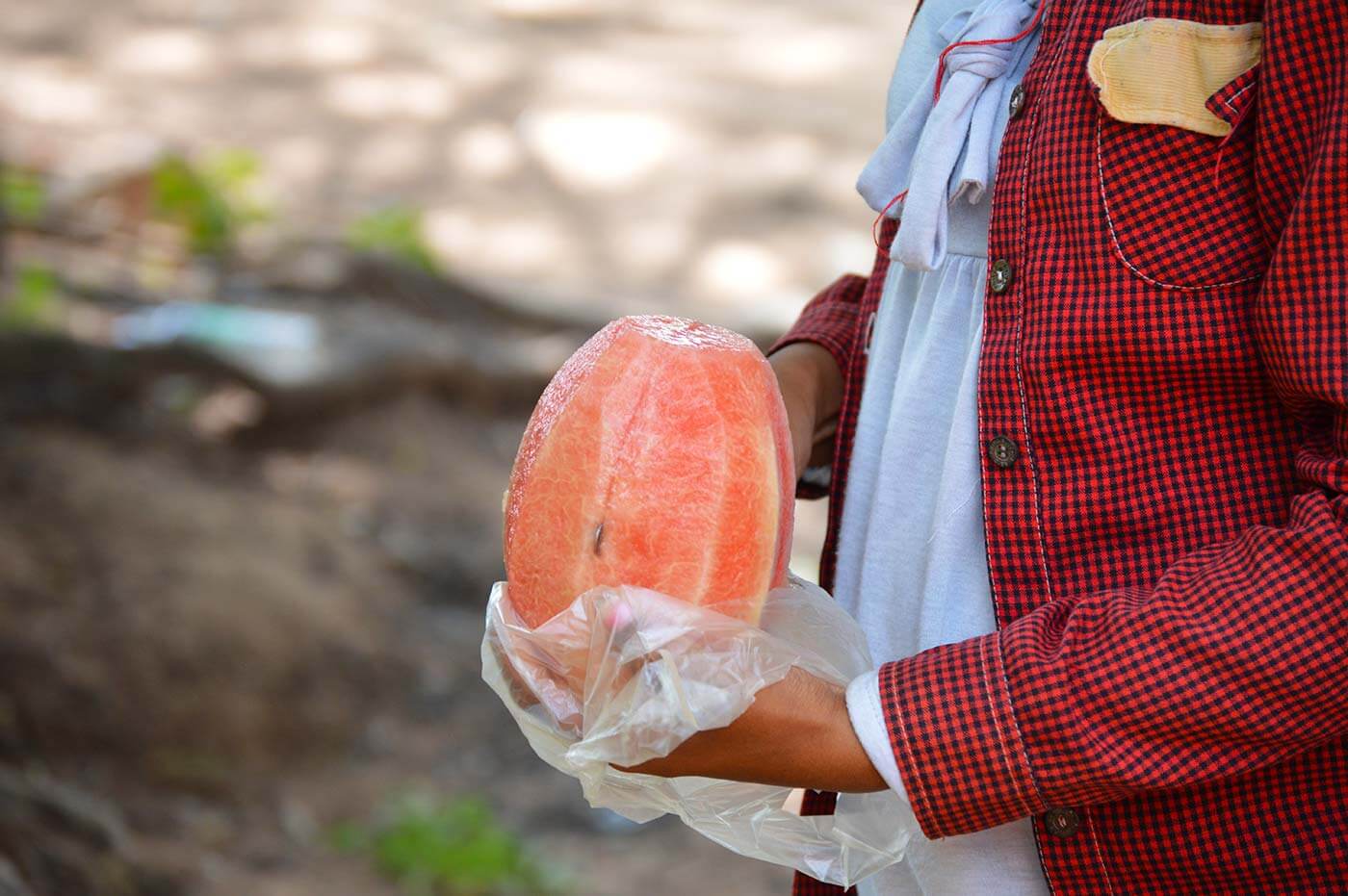 Schneiden einer Wassermelone am Ta Prohm Tempel