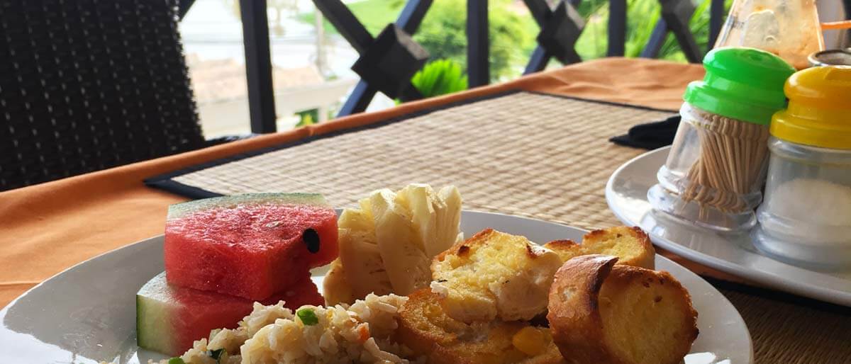 Frühstück auf der Terrasse im Siem Reap Riverside Hotel