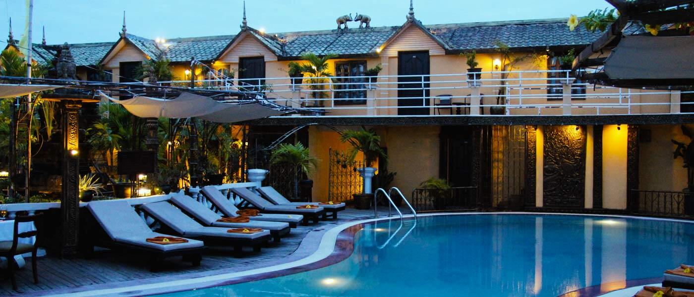 Dachterrasse mit Swimming Pool vom Terrasse des Elephants Hotel in Siem Reap