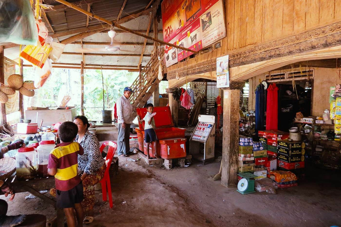 Wir kaufen Wasser und Cola in einem Geschäft auf dem Land in der Umgebung von Siem Reap
