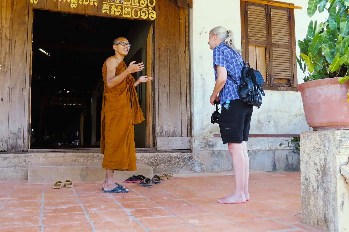Unterhaltung mit einem Mönch an der Kong Moch Pagode in Siem Reap