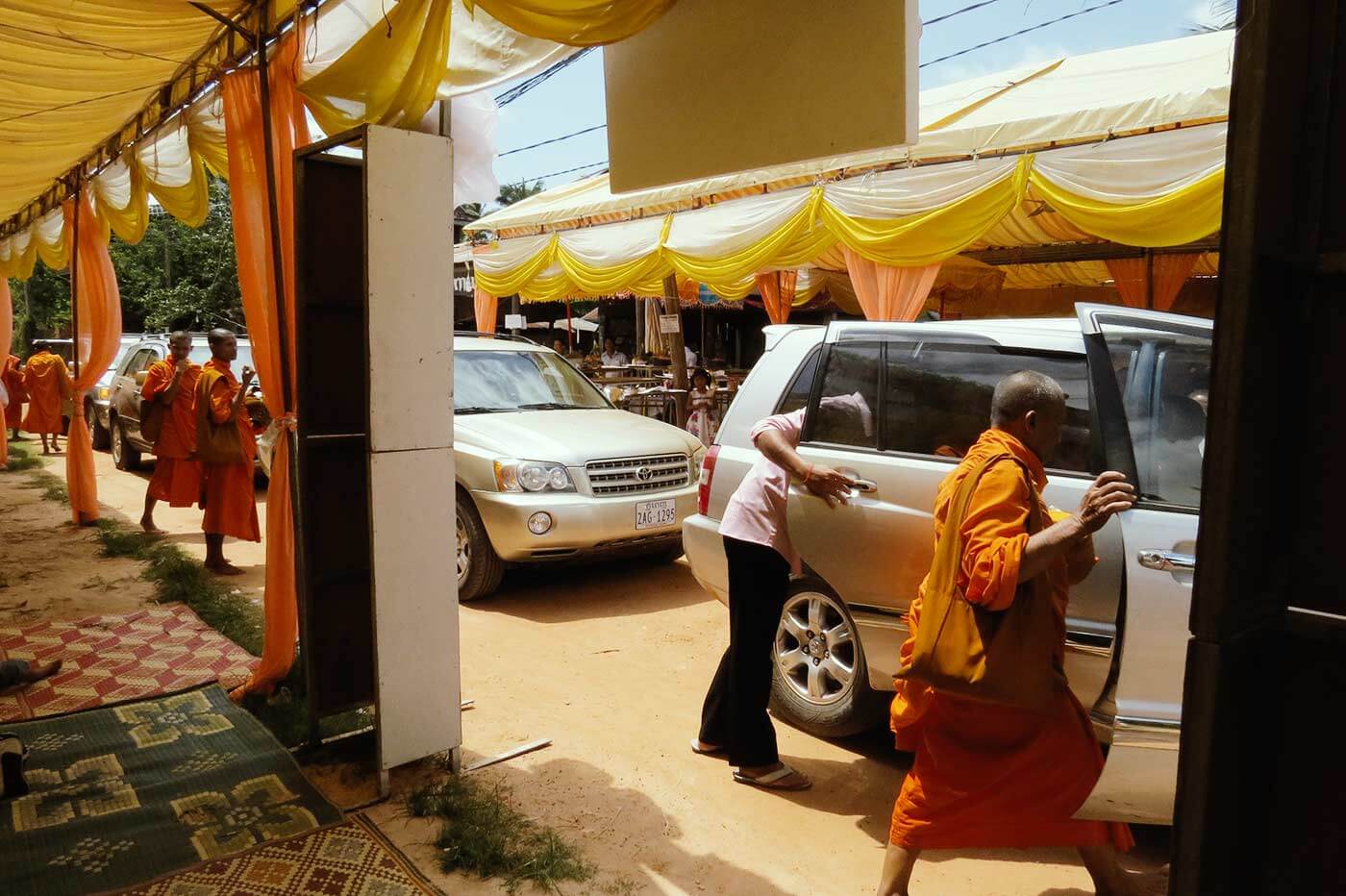 Mönche steigen wieder in Autos, nachdem sie auf einer Feier ihren Segen gegeben haben