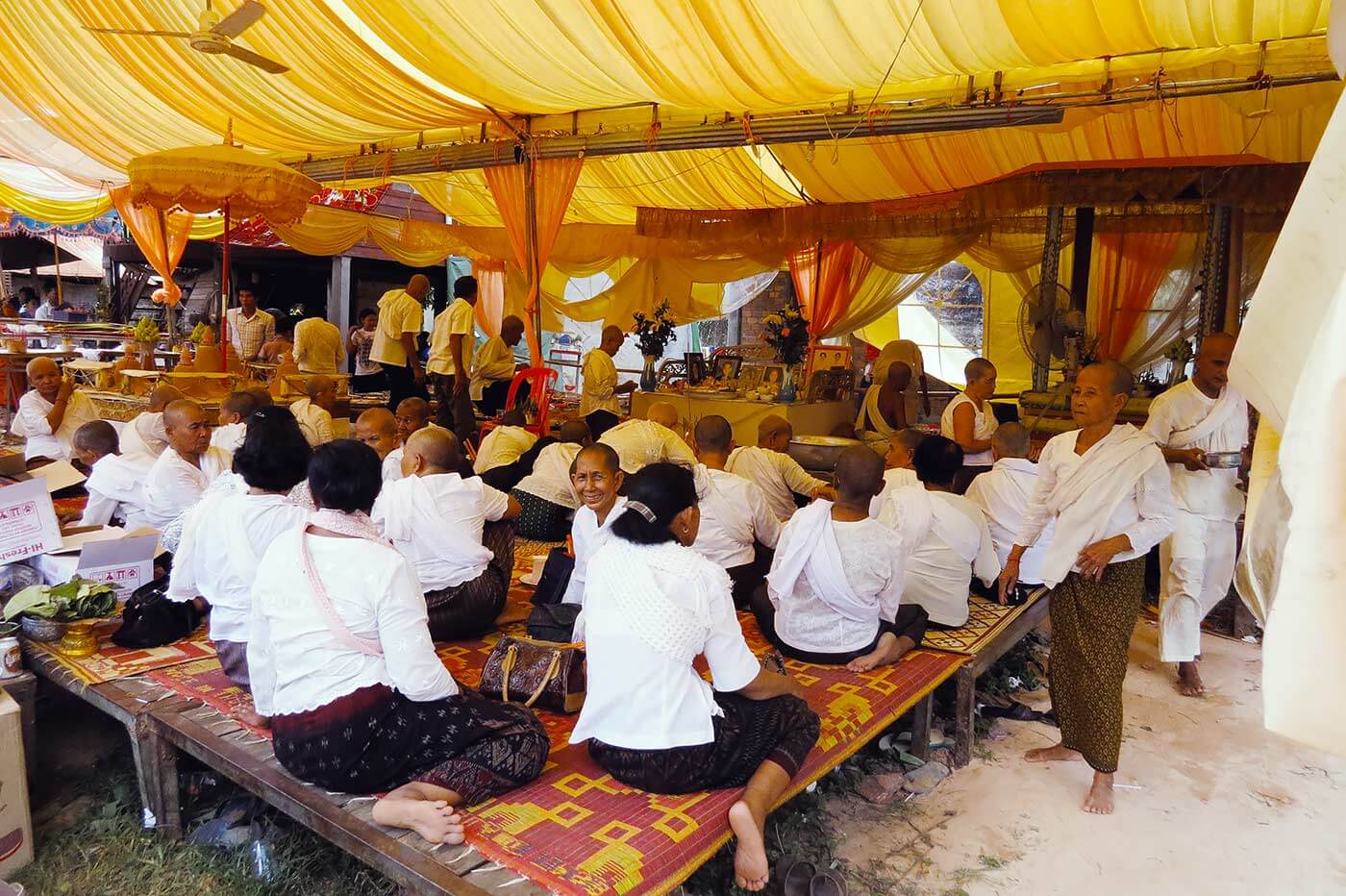 Partygäste bei einer Feierlichkeit auf dem Land im Süden von Siem Reap