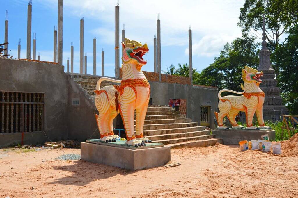 Wächter vor einem neuen Gebäude der Kong Moch Pagode | Siem Reap