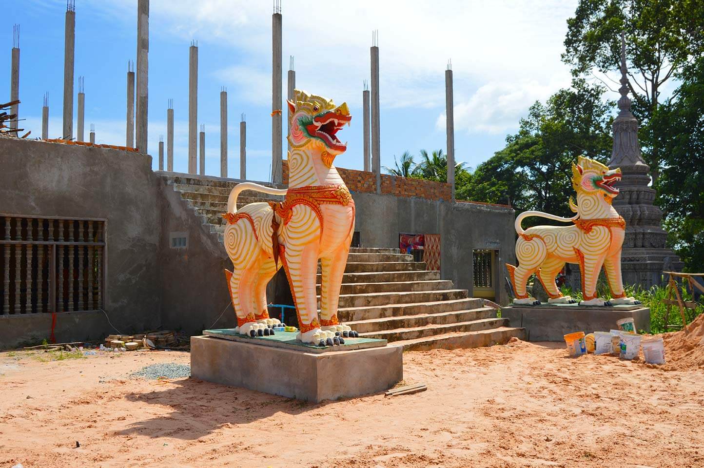 Wächter vor dem neuen Gebäude der Kong Moch Pagode Pagode | Siem Reap