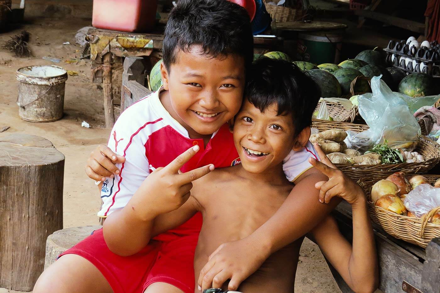 Zwei Jungs posieren fürs Foto - Dorf Siem Reap