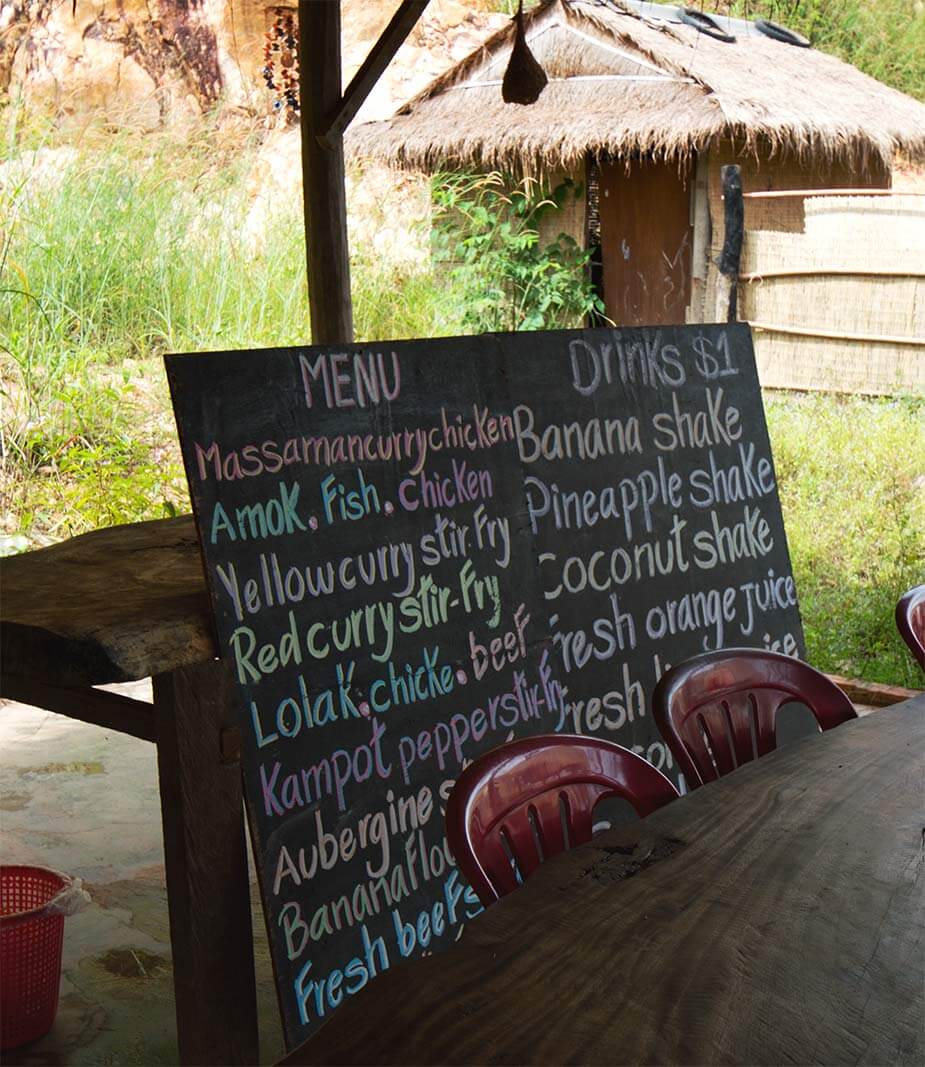 Die Speisekarte vom Khmer Roots Cafe am Secret Lake in Kampot, Kambodscha