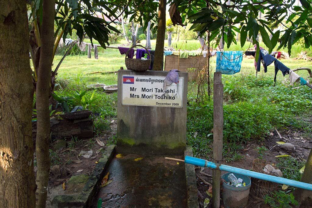 Spendernamen an einem Brunnen in Kambodscha